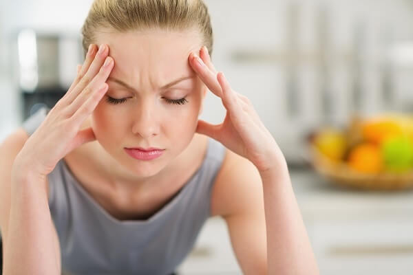 woman experiencing migraine