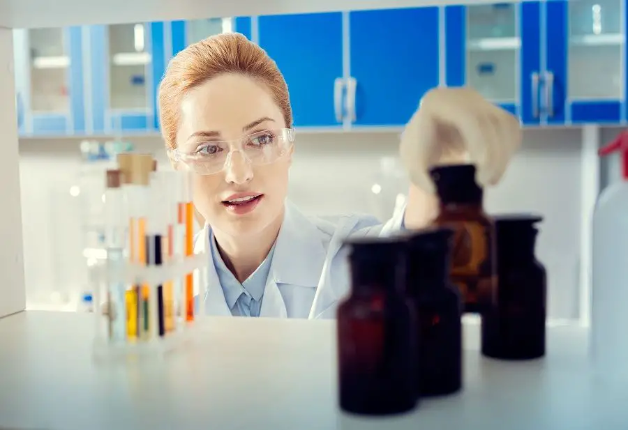 Учеными принято. Woman in Lab wearing Safety Glasses. Лохматая начальница с химией. Amazed Scientist. Элизабет Шамвей лаборант.