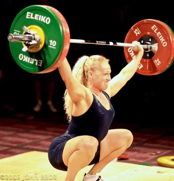 woman lifting heavy weights