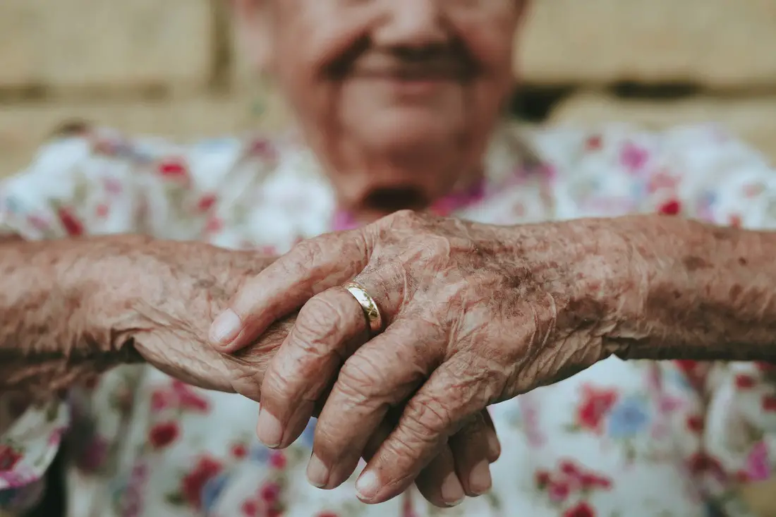 elder-woman-hands