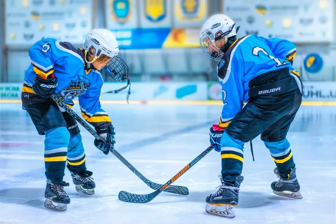 kids-playing-hockey