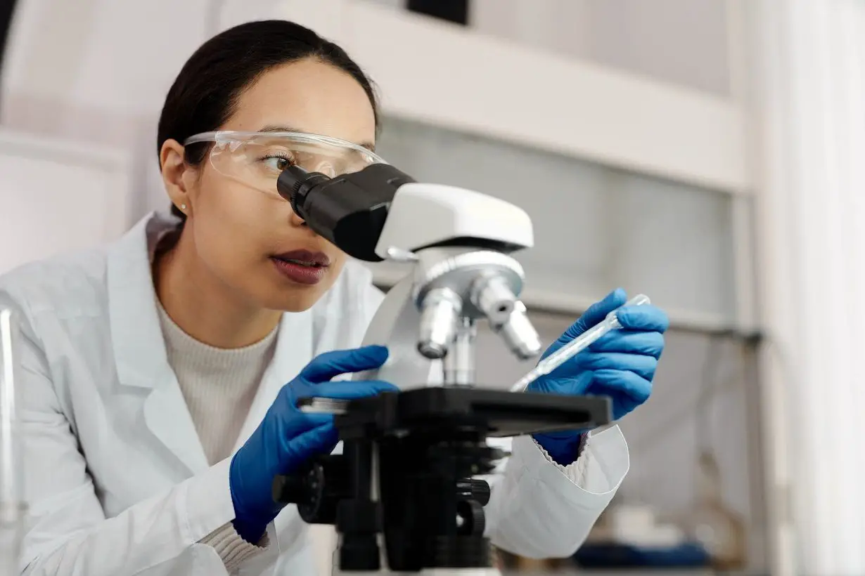 lab-microscope-scientist-woman