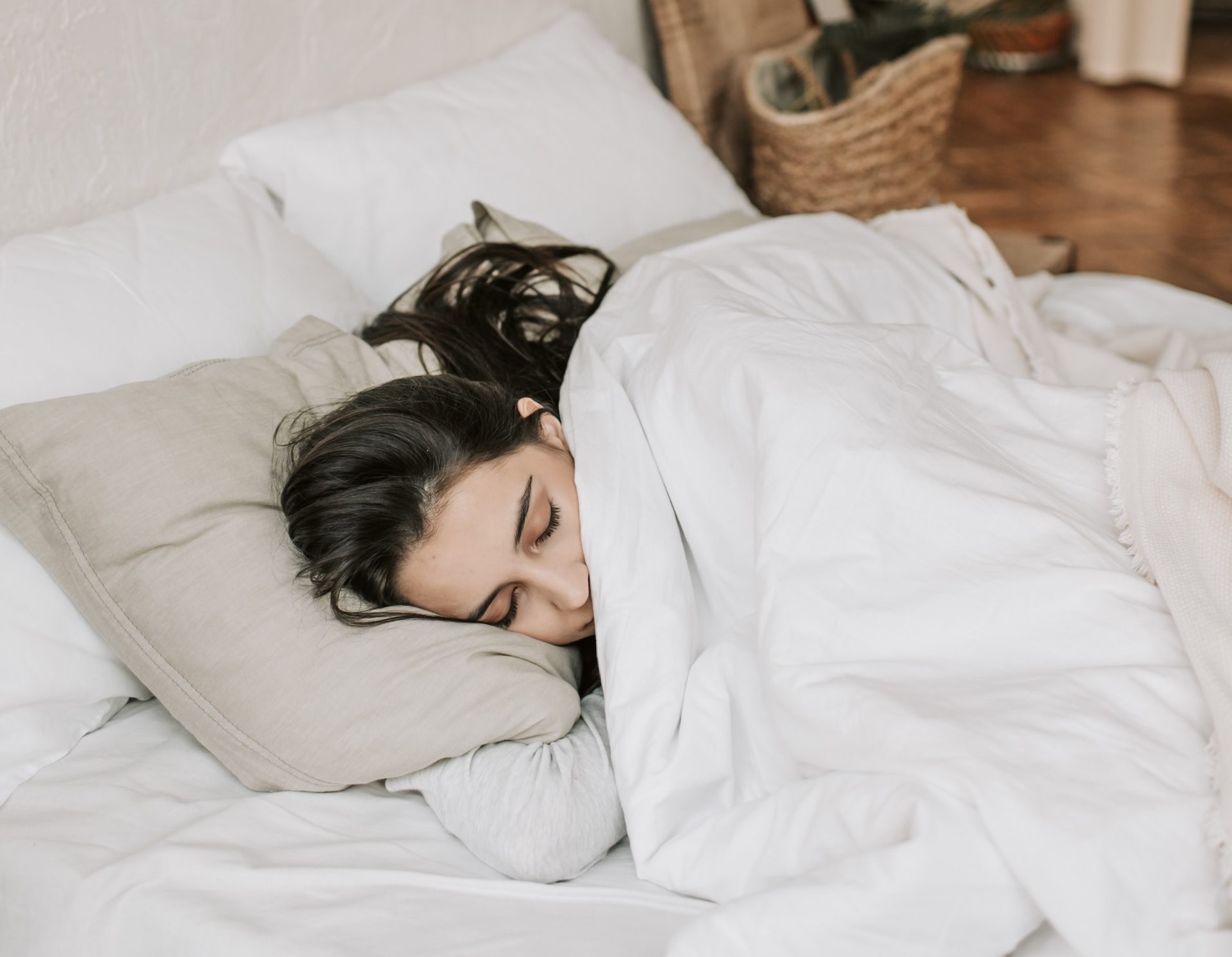 sleeping-woman-bed