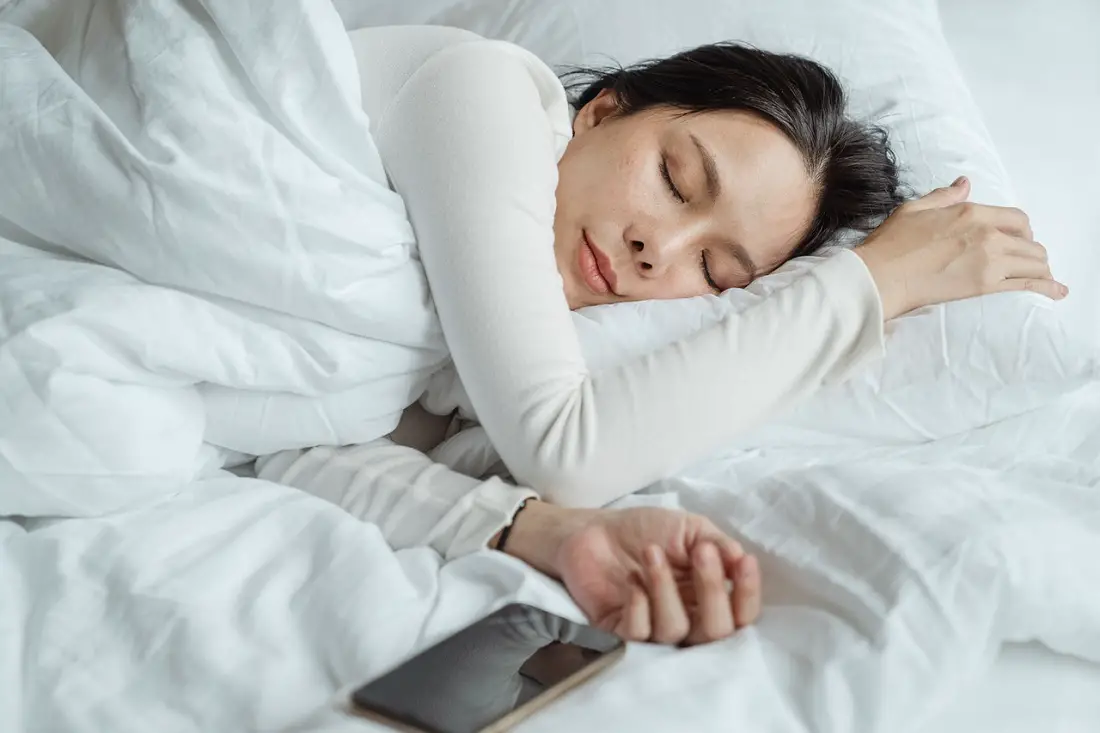 woman-lying-on-bed