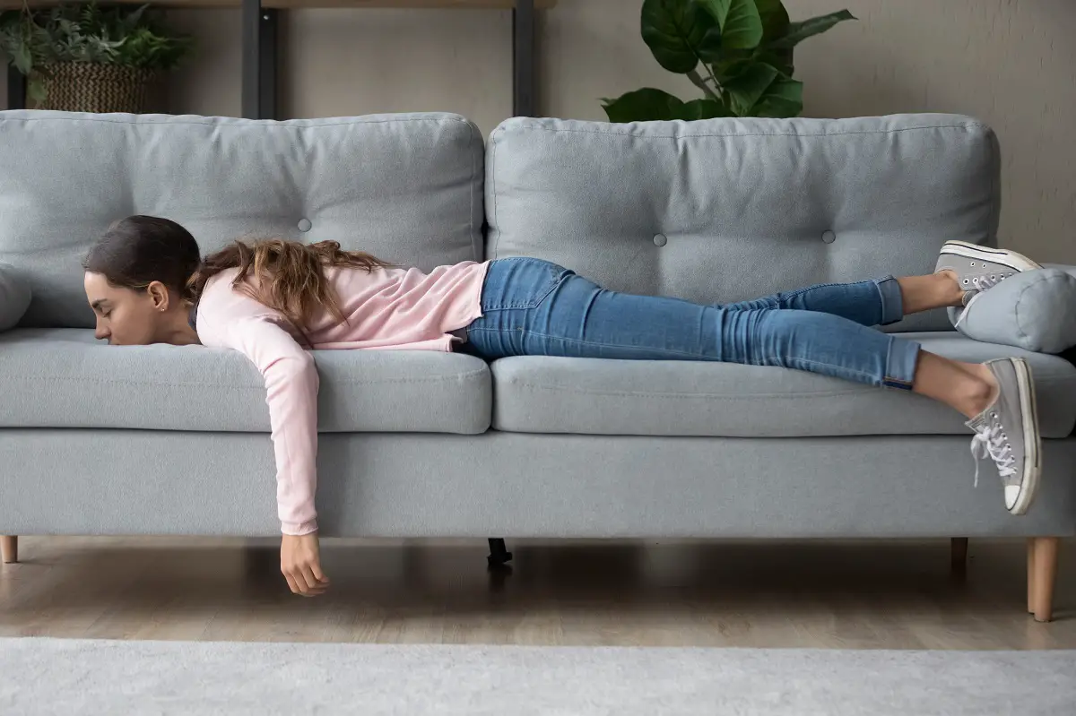 Como sentarse correctamente en un sofa